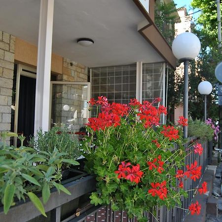 Le Aromatiche B&B Viserbella di Rimini 外观 照片